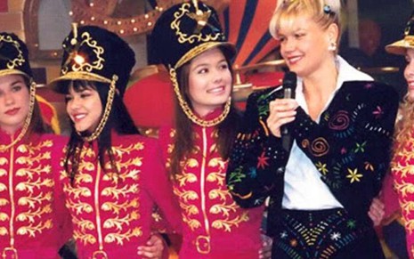 A apresentadora Xuxa com algumas de suas paquitas New Generation no palco do Xuxa Park, em 1998