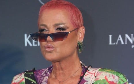 Xuxa de cabelo rosa no Baile da Vogue, no Rio de Janeiro, em 7 de fevereiro de 2020