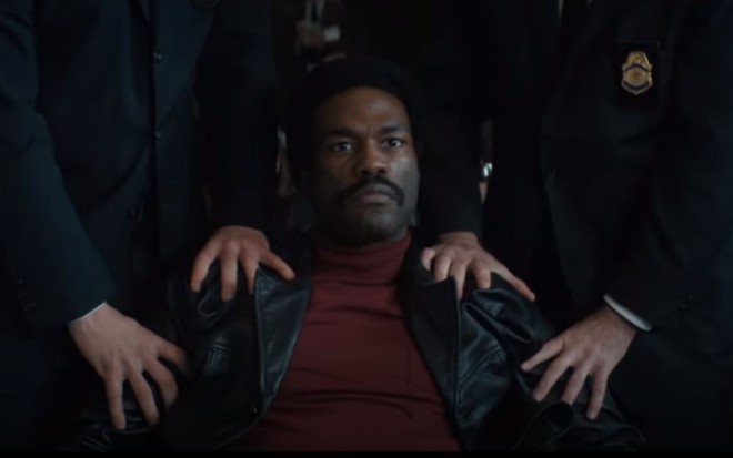 Yahya Abdul-Mateen II é julgado em cena de Os 7 de Chicago, da Netflix