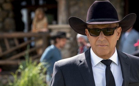 Com chapéu de caubói, de óculos escuros e terno, Kevin Costner aparece estiloso em cena da terceira temporada de Yellowstone