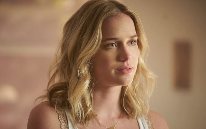 Elizabeth Lail em cena da primeira temporada de You