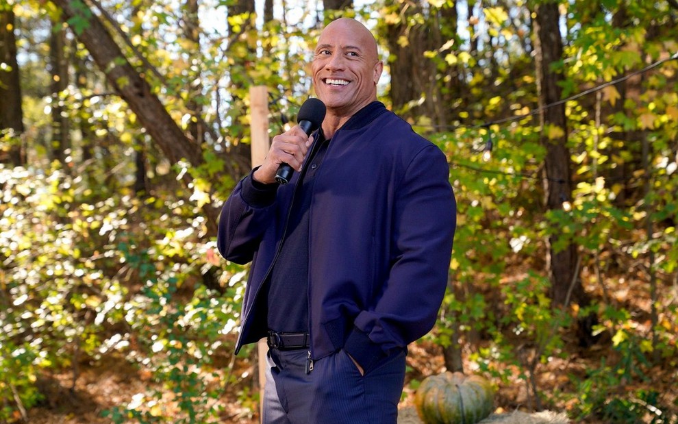 Dwayne "The Rock" Johnson em cena do episódio piloto de Young Rock