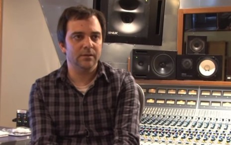 O músico Adam Schlesinger sentado em um estúdio de gravação durante entrevista