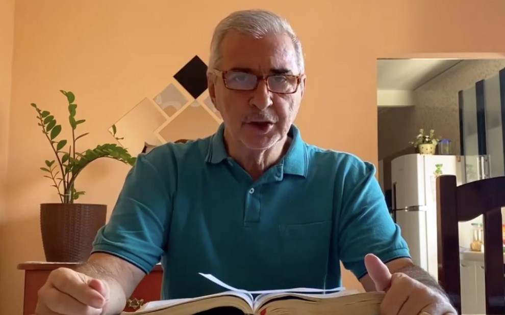 O jornalista, apresentador e pastor evangélico Adão Nereu Barbosa em vídeo publicado no YouTube