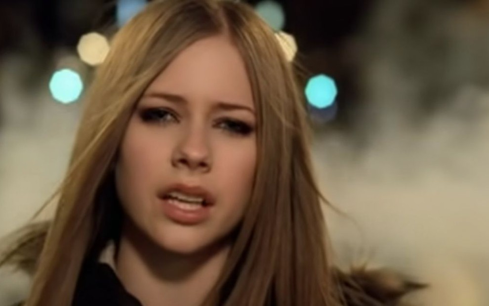 A cantora canadense Avril Lavigne no clipe da música I'm With You, lançada em 2002
