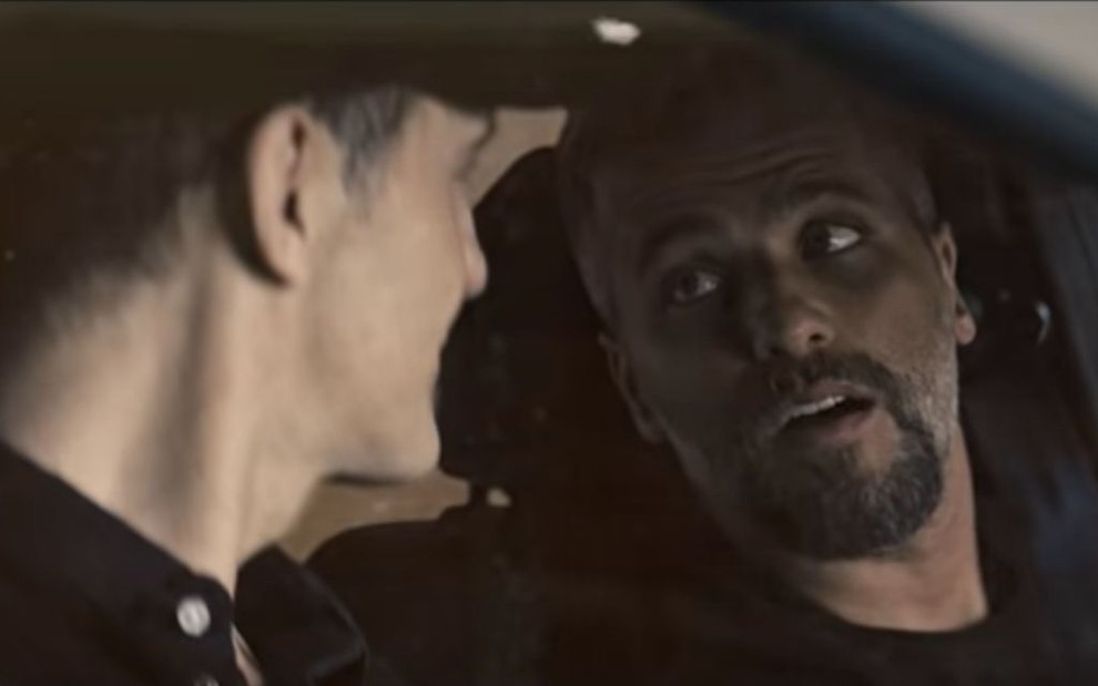 Foto dos atores Bruno Gagliasso e Pedro Alongo em comercial de uma marca de veículos