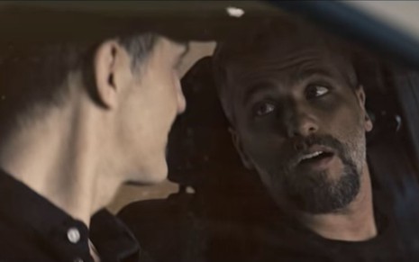Foto dos atores Bruno Gagliasso e Pedro Alongo em comercial de uma marca de veículos