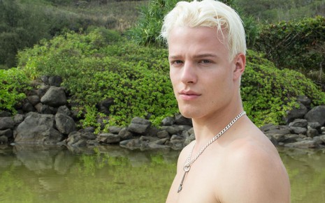 Sem camisa e com os cabelos descoloridos, o modelo e cantor Elia Berthoud faz carão para a câmera