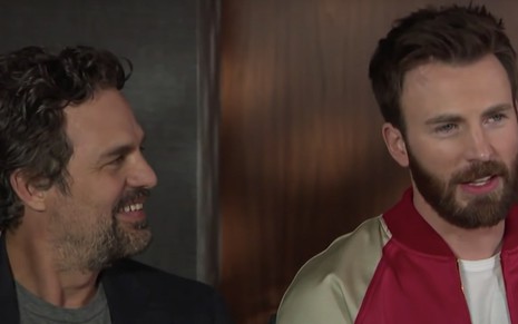 Mark Ruffalo e Chris Evans em entrevista para o Entertainment Tonight, em abril de 2019: Mark olha para Chris Evans e dá risada