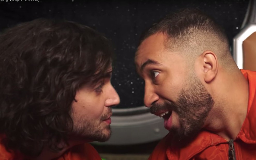 Cena do clipe Big Bang com Fiuk e Gilberto Nogueira com os rostos próximos para um beijo