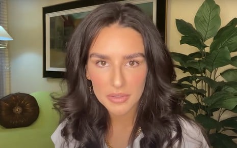 Kéfera Buchmann em vídeo publicado no canal de Giovanna Ewbank: com close no rosto, atriz olha de maneira séria