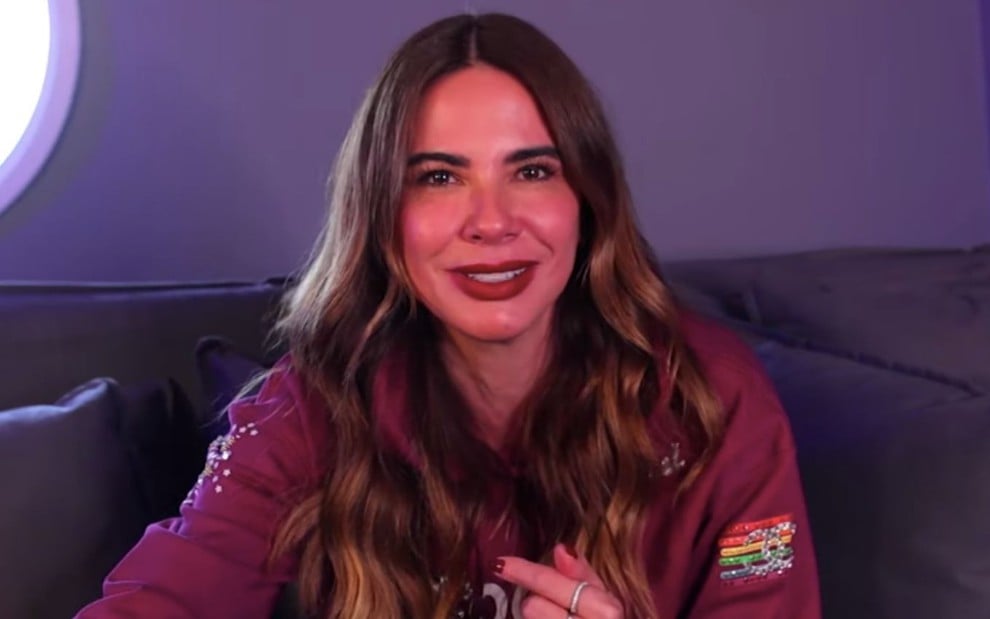 A apresentadora Luciana Gimenez sorri em vídeo publicado em seu canal no YouTube