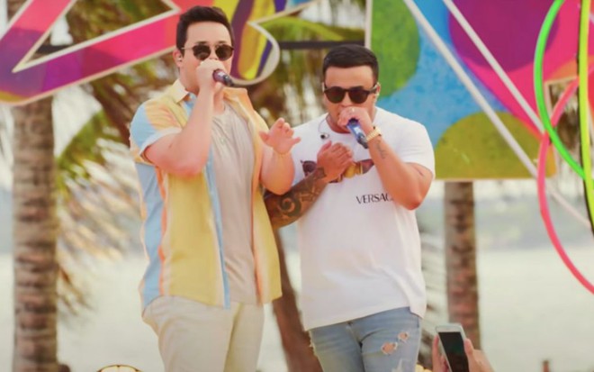 A dupla Matheus & Kauan cantando em cenas do DVD Ao Vivo em Recife