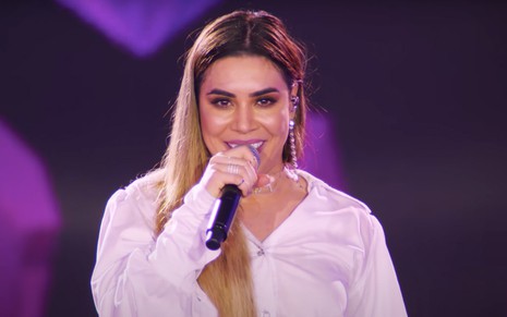 A cantora sertaneja Naiara Azevedo cantando em clipe da música Sócia
