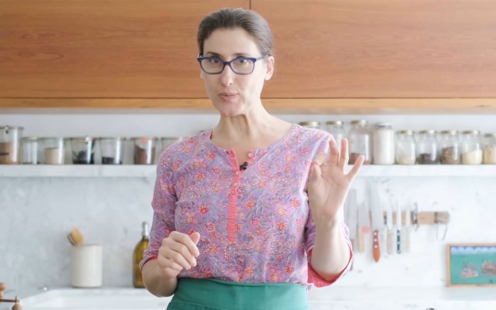 A chef Paola Carosella em uma cozinha cenográfica para seu canal no YouTube