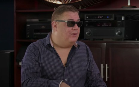 Ray Reynes de óculos escuros e camisa com botões abertos em entrevista para o programa Sueiro Directo, em maio de 2020