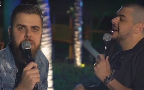A dupla Zé Neto & Cristiano cantando em uma live musical 