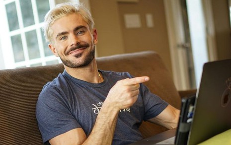 Zac Efron aponta para a tela do seu computador em foto publicada no Instagram