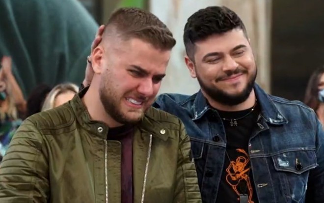 Imagem mostra Zé Neto e Cristiano abraçados e emocionados durante participação no Domingão do Faustão, da Globo