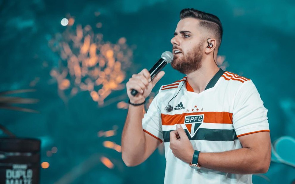 Zé Neto canta com uma camiseta do São Paulo Futebol Clube