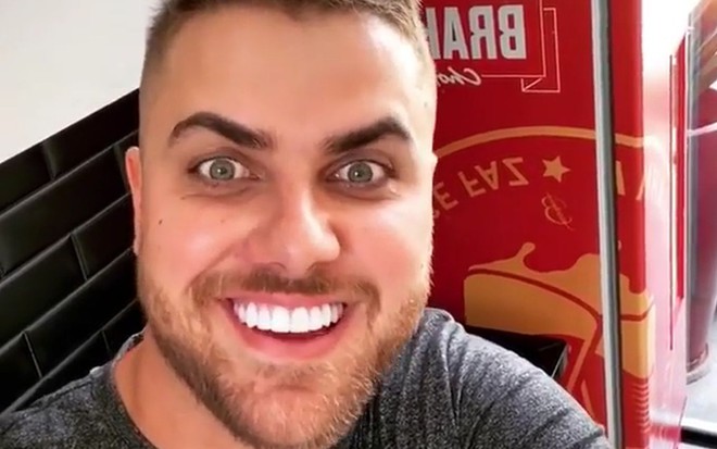 Zé Neto sorridente, de olhos arregalados em selfie