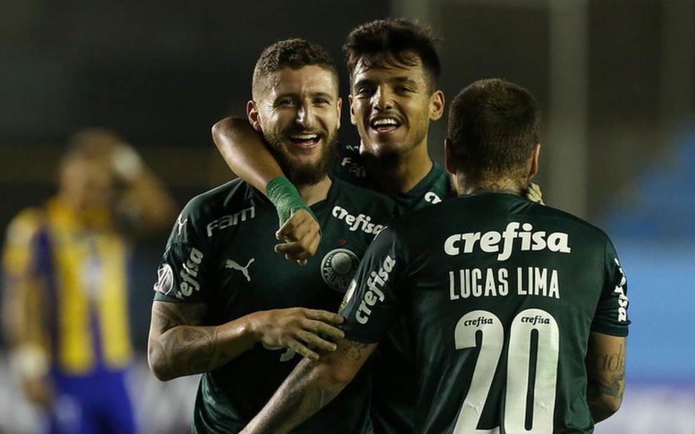 Imagem de Zé Rafael celebrando gol pelo Palmeiras com Gabriel Menino e Lucas Lima