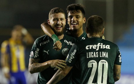 Imagem de Zé Rafael celebrando gol pelo Palmeiras com Gabriel Menino e Lucas Lima