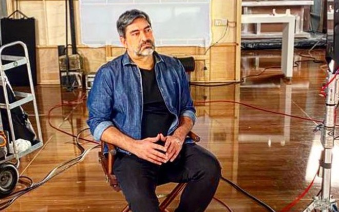 Zeca Camargo aparece desolado em estúdio da Band em foto tirada por Mariana Godoy e publicada no Instagram