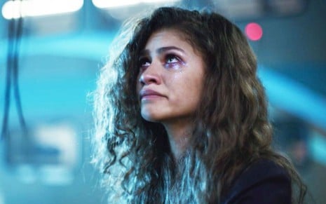 A atriz Zendaya com expressão de choro em cena da série Euphoria, da HBO