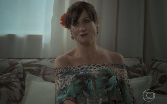 Zezé Polessa em cena como Edinalva em A Força do Querer (2017)