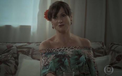 Zezé Polessa em cena como Edinalva em A Força do Querer (2017)