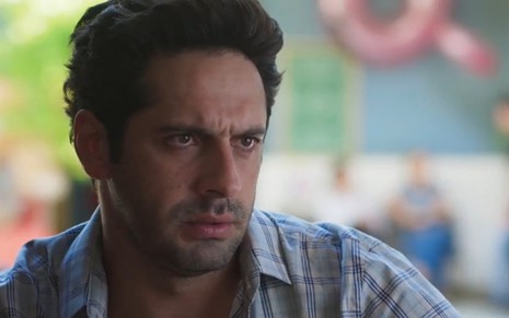 O ator João Baldasserini com expressão séria em cena como Zezinho de Salve-se Quem Puder