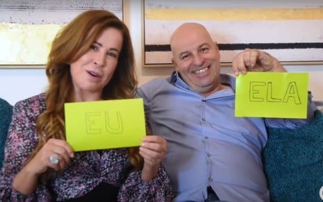 Zilu e Antonio Casagrande com placas amarelas sinalizando "ela", "ele" e "eu" no canal no Youtube