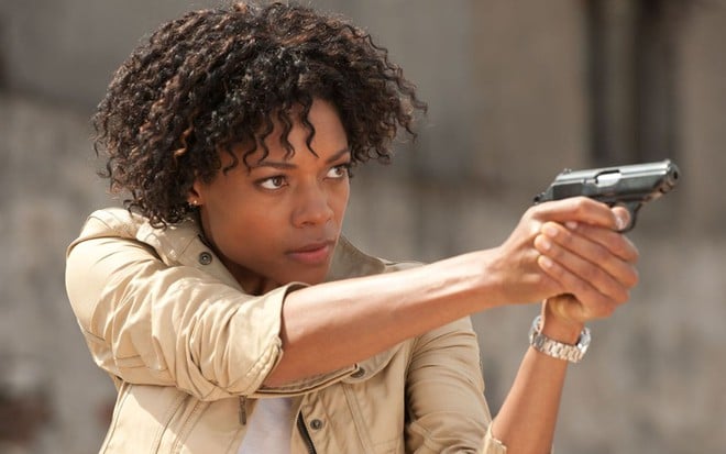 Naomie Harris segura revólver em cena de filme de James Bond