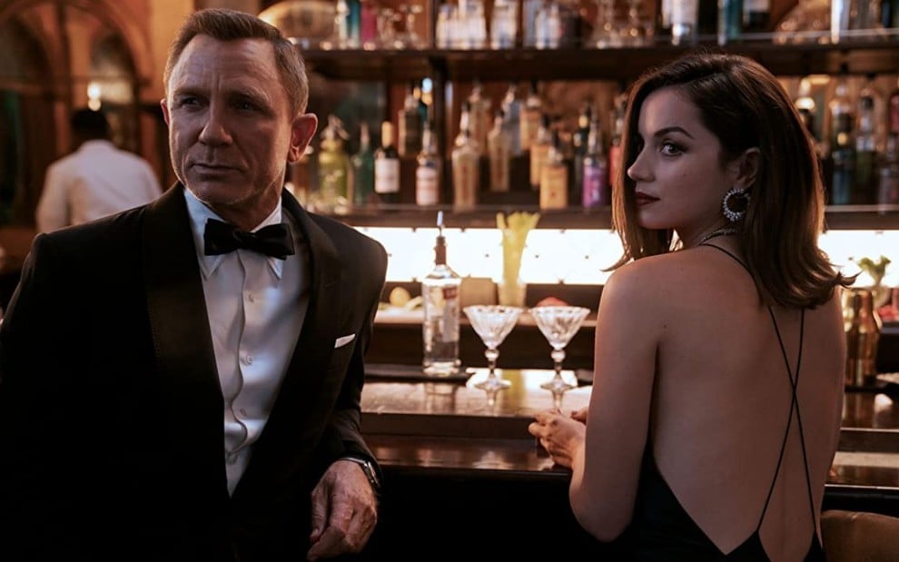 Daniel Craig e Ana de Armas no bar em cena de 007: Sem Tempo para Morrer
