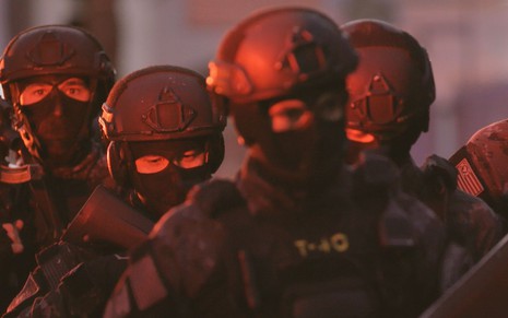 Imagem dos oficiais do GATE em operação policial exibida na série 190 - Inteligência Contra o Crime