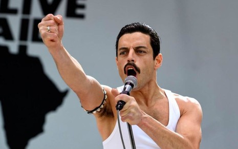 O ator Rami Malek caracterizado como o cantor Freddie Mercury (1946-1991) cantando no filme Bohemian Rhapsody (2018)