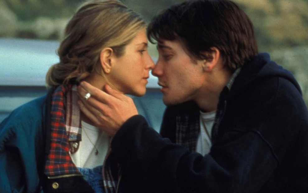Jennifer Aniston e Jake Gyllenhaal em cena do filme Por Um Sentido na Vida (2002)