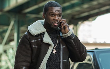 50 Cent fala ao celular em cena da quarta temporada série Power