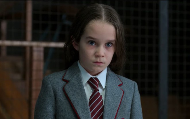 Imagem de Alisha Weir como Matilda em cena do filme musical