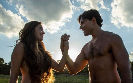 Juliana Boller e Carlo Porto em cena da primeira fase de Gênesis: atores estão caracterizados como Eva e Adão