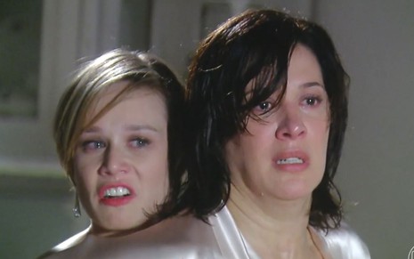Lara (Mariana Ximenes) e Donatela (Claudia Raia) com medo no último capítulo de A Favorita