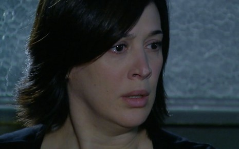 A atriz Claudia Raia como Donatela em A Favorita; ela está virada para o lado, olhando com cara assustada