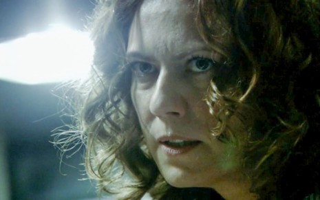 A atriz Patricia Pillar como Flora em A Favorita; ela está de lado, olhando para o lado com cara de assustada