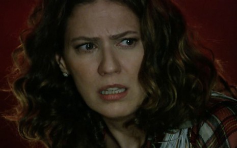 A atriz Patricia Pillar como Flora em A Favorita; ela está olhando levemente para o lado com cara de espantada