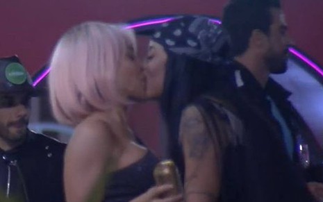 Aline e Medrado estão se beijando