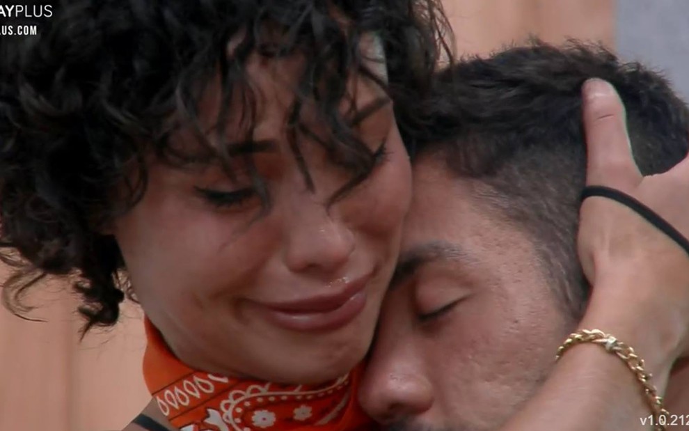 Aline chora, usa lenço no pescoço e abraça Rico