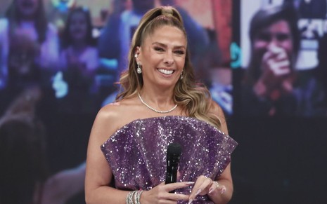 Sorridente, Adriane Galisteu usa um vestido brilhante na final do Power Couple Brasil 5, da Record