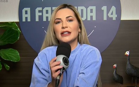 Deolane Bezerra usa roupa azul em evento organizado pela Record nesta terça (6):