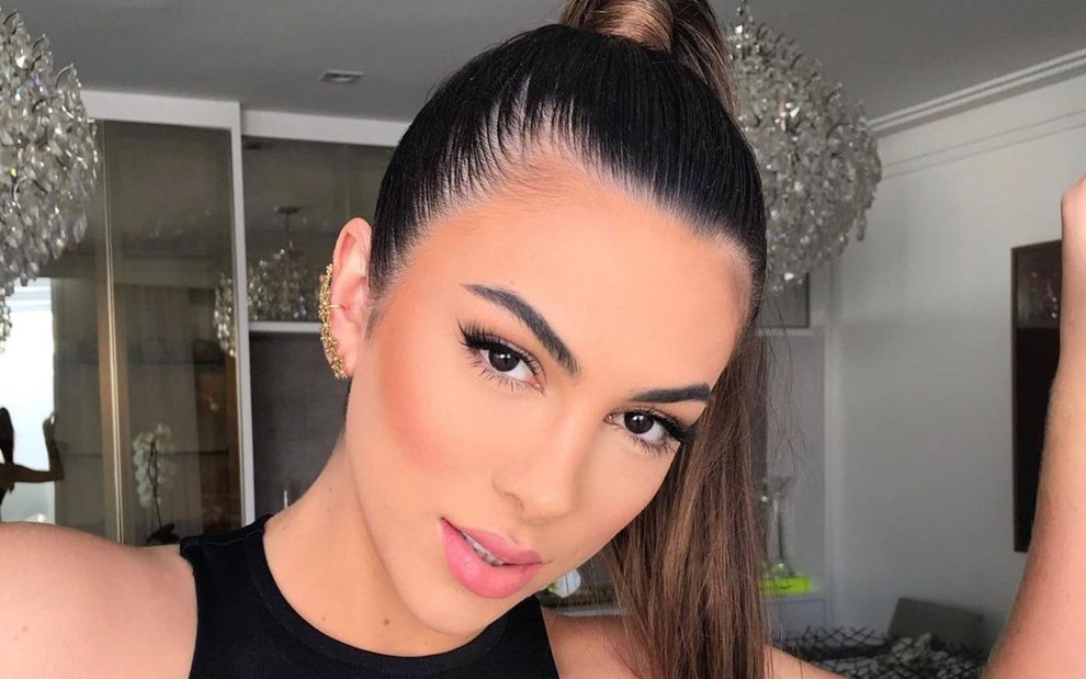 Pétala Barreiros com vestido preto e sorriso
